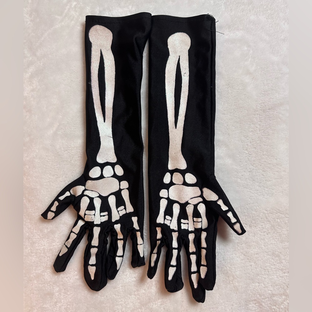 Skeleton Print Black Gloves. Fits medium junior or women’s small